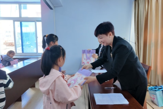 法護成長 愛暖童心 泉林公司開展職工子女“六一”兒童節(jié)普法宣傳活動（1）.jpg