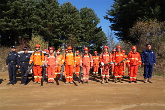 興參林場(chǎng)開(kāi)展實(shí)戰(zhàn)化森林滅火演練（1）.jpg