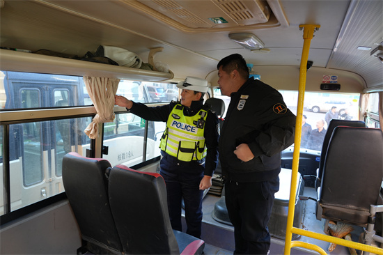 筑牢交通防線 嚴(yán)守安全底線  泉林公司開展通勤車安全專項(xiàng)檢查（4）.jpg